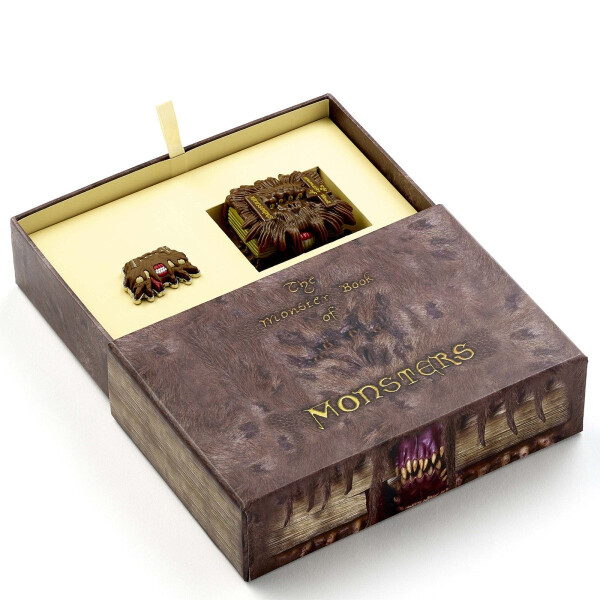Harry Potter Dárkový box - Obludné obludárium (Klíčenka a odznáček)