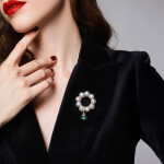 Perlová brož ve tvaru věnce Yvonne - sladkovodní perly, Zlatá Bílá