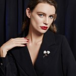 Luxusní květinová brož s beruškou - bílé perly, zirkony, Zlatá Bílá