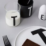 DESIGN LETTERS Sklenička s písmenem Letters 350 ml W, čirá barva, sklo