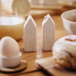 Räder Porcelánová solnička s pepřenkou Houses, bílá barva, porcelán
