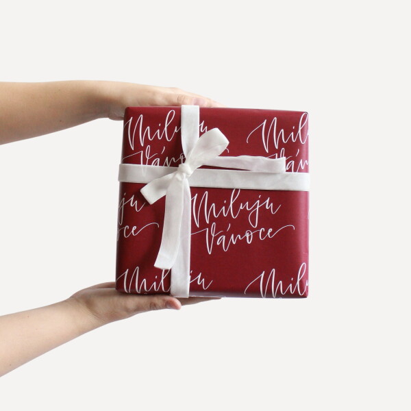 Bella Rose Vánoční balicí papír Miluju Vánoce vínový – 5 m, červená barva