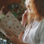 Rifle Paper Co. Kroužkový linkovaný blok Ditsy Dahlia, krémová barva, papír