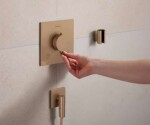 HANSGROHE - FixFit Fine E Nástěnné kolínko, kartáčovaný bronz 28883140