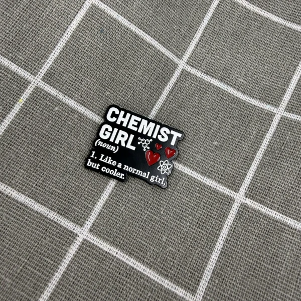 Pinarna.cz Chemist girl (noun) - 1. Like a normal girl, but cooler. / Holka chemička (podstatné jméno) – 1. Jako normální holka, ale víc cool.