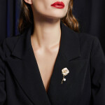 Luxusní brož Agnese - růže se zirkony a s perlou, Zlatá