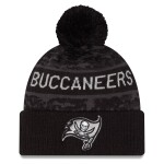 New Era Pánská zimní čepice Tampa Bay Buccaneers NFL 2026 Salute To Service Cuffed Knit Hat with Pom