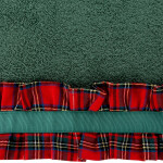 Bavlněný vánoční ručník zelený s károvaným volánem