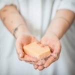 Almara Soap Designové mýdlo Opojný Zimolez, růžová barva