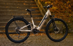 Rock Machine Crossride e450 FS Touring, pneu 29", rám 19" (L), model 2024, Sand Grey/Black - ZDARMA dopravné, seřízení, odborná montáž a dárkový poukaz na nákup příslušenství! (Záruka nejlepší ceny! Nakupujte u autorizovaného prodejce!)