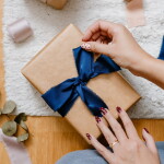 Bella Rose Saténová stuha 4 cm – Navy Blue (4,5 m), modrá barva, textil