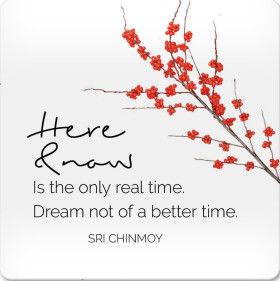 Korkový podtácek s citátem Here and now Is the only real time. Dream not of a better time - Sri Chinmoy