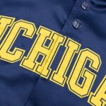 Mitchell & Ness Pánská bunda Michigan Wolverines NCAA Lightweight Satin Velikost: M