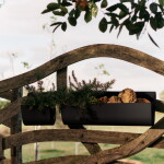 Ferm Living Závěsný truhlík na balkon Uma Black Small, černá barva, kov