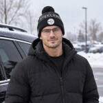 New Era Pánská zimní čepice Pittsburgh Steelers NFL 2026 Salute To Service Cuffed Knit Hat with Pom