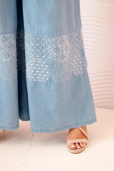 Dámské kalhoty Plus Size se širokými nohavicemi a etnickou výšivkou světle džínové UNI
