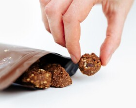 Vilgain Mini Cookies BIO – kešu, čokoláda a vlašské ořechy 100 g