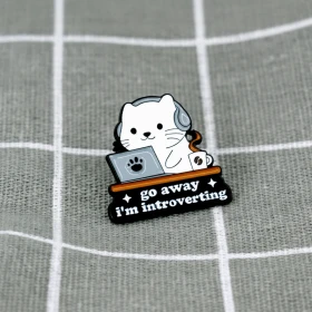 Pinarna.cz Bílá kočka u počítače - Go away I´m introverting / Jdi pryč, mám svůj introvertní čas
