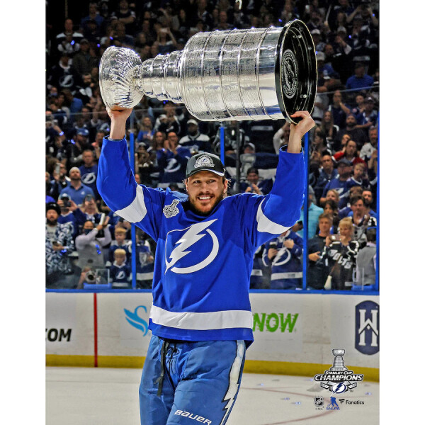 Fanatics Fotografie Luke Schenn Tampa Bay Lightning 2021 Stanley Cup Champions Raising Cup Photograph 8" x 10"