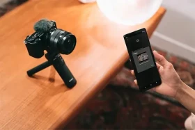 Sony ZV-E10 černá + 16-50mm OSS II / Vlogovací fotoaparát / APS-C / 24,2 Mpix / 3" LCD (ZVE10KB.CEC)