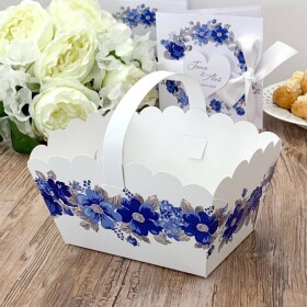 Dortisimo Svatební košíček na cukroví bílý s modrými květinami (13 x 9 x 9,5 cm)