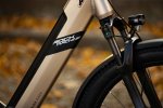 Rock Machine Crossride e450 FS Touring, pneu 29", rám 19" (L), model 2024, Sand Grey/Black - ZDARMA dopravné, seřízení, odborná montáž a dárkový poukaz na nákup příslušenství! (Záruka nejlepší ceny! Nakupujte u autorizovaného prodejce!)