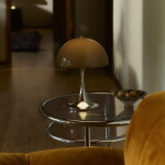 Louis Poulsen Přenosná lampa Panthella 250 V3 Opal Brown / Chrome, hnědá barva, kov