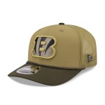 New Era Pánská kšiltovka Cincinnati Bengals NFL 2025 Salute to Service 9SEVENTY Trucker Snapback