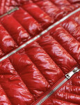 Červená prošívaná dámská bunda kapucí (B9752) odcienie czerwieni