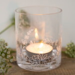 Storefactory Skleněný svícen na čajovou svíčku Blomsteräng 12 cm, čirá barva