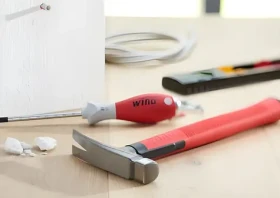 Wiha 42071 červená / Kladivo pro elektrikáře / hlava 300 g / délka 283 mm / protiskluzová rukojeť (42071)