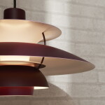 Louis Poulsen Závěsná lampa PH 5 Monochrome Burgundy, červená barva, kov