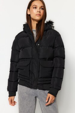 Trendyol Black Fur Vodoodpudivý nafukovací kabát kapucí