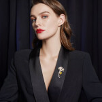 Brož ve tvaru listu jinanu s krytalem v barvě slunce, Zlatá