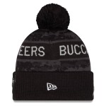 New Era Pánská zimní čepice Tampa Bay Buccaneers NFL 2026 Salute To Service Cuffed Knit Hat with Pom