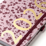 Busy B Týdenní diář Perfect Planner Burgundy Spatter 2026, červená barva, papír