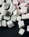 Nicolas Vahé Pěnové bonbony Marshmallows Strawberry 125 g, růžová barva, plast, papír
