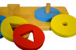 Moyo Montessori Moyo Montessori Barevné kruhové cihly s různými tvary uvnitř