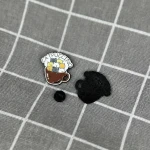 Pinarna.cz Catpuccino / Kočiccino – hnědý hrneček plný kočiček