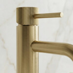REA - Umyvadlová vysoká baterie Lungo Stripe Brush Gold REA-B8051