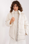 Světle béžová prošívaná zimní bunda kapucí