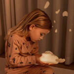 LIEWOOD Noční lampička s projektorem a zvuky Manuel Sandy, krémová barva, plast