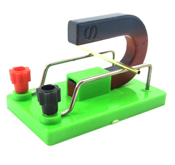 Experiment působení magnetického pole na vodič, kterým protéká proud