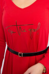 Šaty ozdobným páskem červeným nápisem UNI