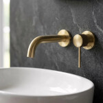 REA - Podomítková vanová baterie Lungo Stripe Brush Gold REA-B7431