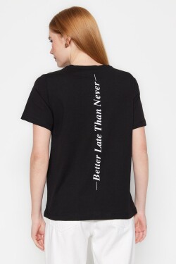 Trendyol černé 100% bavlněné tričko s potiskem sloganu na zádech, základní kulatý výstřih, pletené tričko