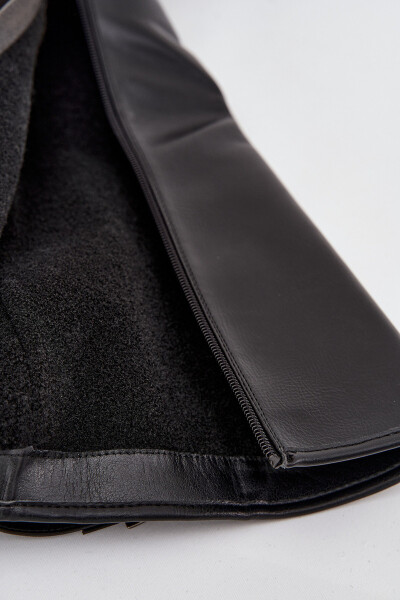 Dámské zateplené kozačky na podpatku se sponou Vinceza Dámské kozačky značky Vinceza představují elegantní volbu, ideální pro podzimní a zimní sezónu. Jsou vyrobené z vysoce kvalitní eko kůže a postavené na stabilním blokovém podpatku, který zajišťuj...