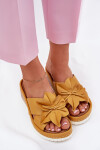 Kožené dámské sandály na klínovém podpatku s ozdobným květem Artiker 52C0504 žluté 40