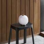 Louis Poulsen Přenosná stmívatelná lampa VL 45 Radiohus / Glossy White Opal Glass, bílá barva, sklo, kov, kůže