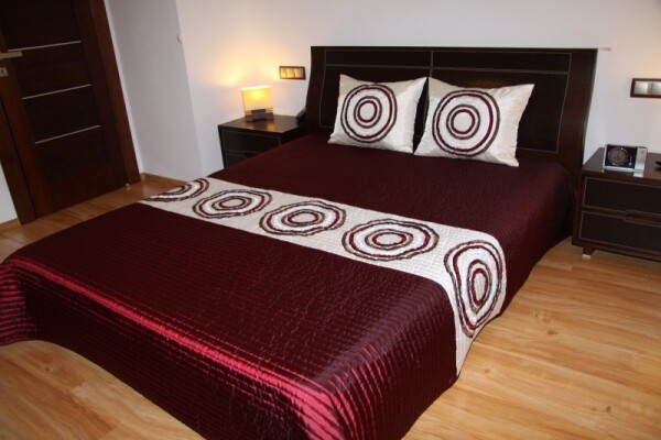 DumDekorace Luxusní přehozy na postel v bordóve barvě s kruhy Pruhovaný vzor Šířka: 260 cm | Délka: 240 cm (+ 16,00 €) 2ks 50x60 cm (standard zdarma) Tmavá Šířka: 260 cm | Délka: 240 cm (+ 16,00 €)